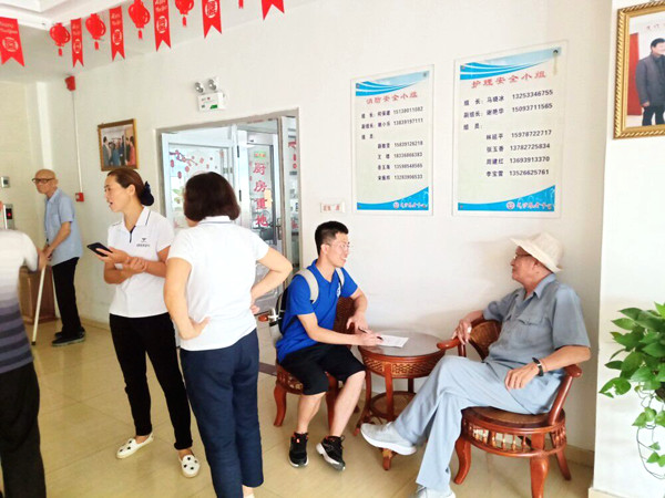 实践队员询问养老院老人生活状况_副本.jpg