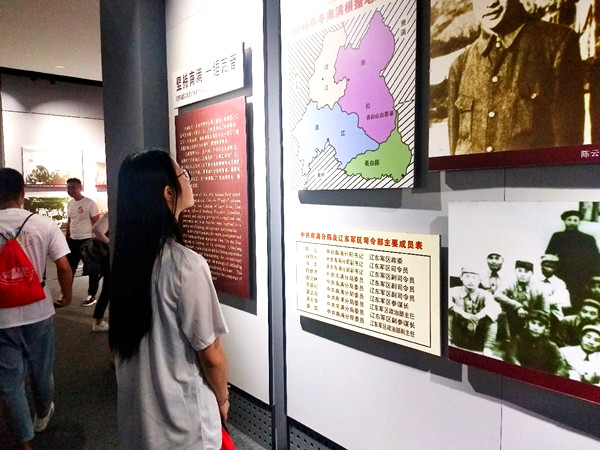 团队成员参观四保临江纪念馆 摄影 林婷_副本.jpg