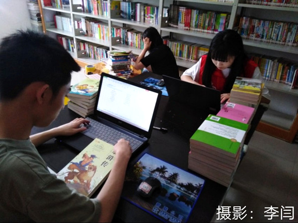 (第二分队队员在图书室进行图书录入工作)_副本.jpg