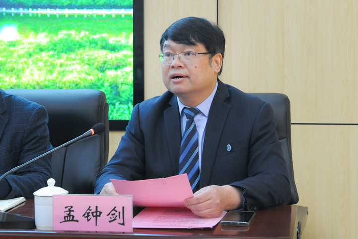 经理孟钟剑主持会议1_副本.jpg