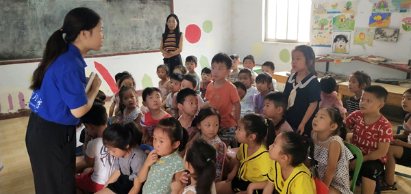 在幼儿园讲解知识鲁宇_副本.jpg