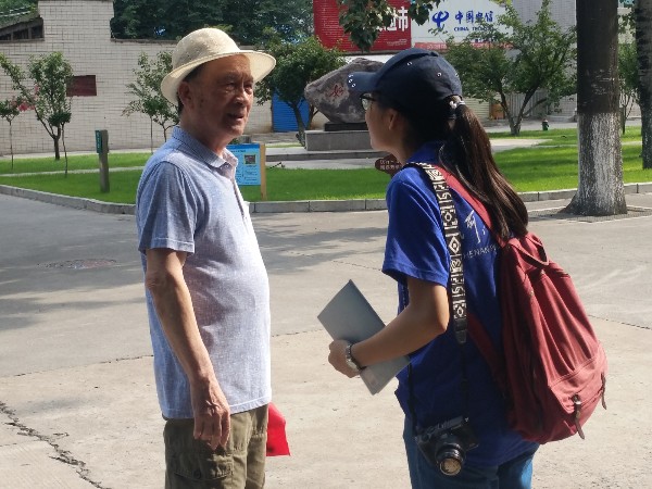 访问退休教职工+蔡蓓蕾_副本.jpg