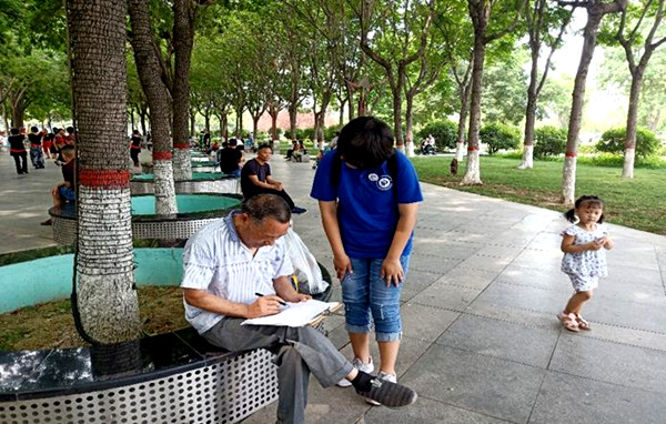“与子携老”实践团对群众进行问卷调查_副本.jpg