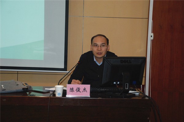 研究生院副经理陈俊杰作报告_副本.jpg