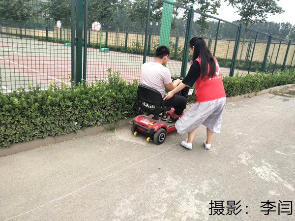 (第一分队队员教梦琳儿童家园的孩子骑车_副本.jpg