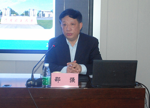 员工办主任邵强作报告_副本.jpg
